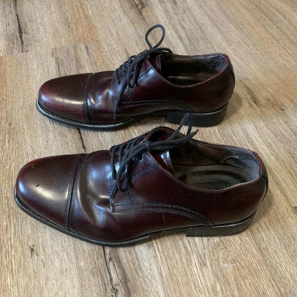 Johnston & Murphy Atchison‎ cap toe dress shoes in a burgundy leather - size 8.5